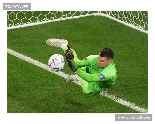 守门员扑点球时如何通过观察判断射门方向的技巧与心理战术分析